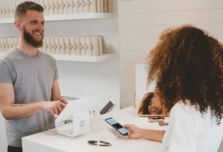 como abordar um cliente na loja